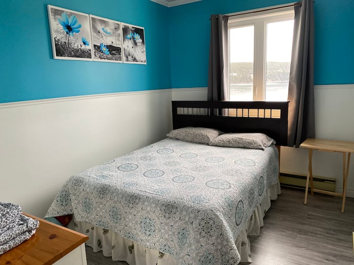 Спалня с едно двойно легло. 