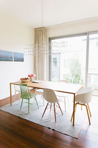 Sunny house Antwerp-Zuid. Parking spot included.