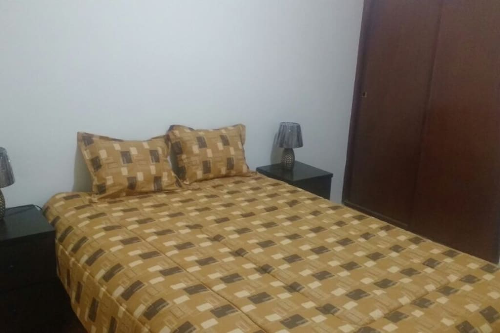 dos habitaciones con camas matrimoniales