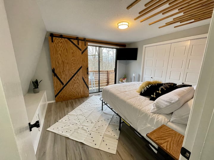 This bedroom upstairs has a queen size bed and a double barn door in case you'd like additional privacy or to use them as blackout curtains.