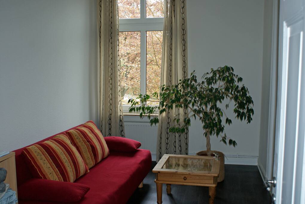 Kleines Schlafzimmer mit Ausziehsofa