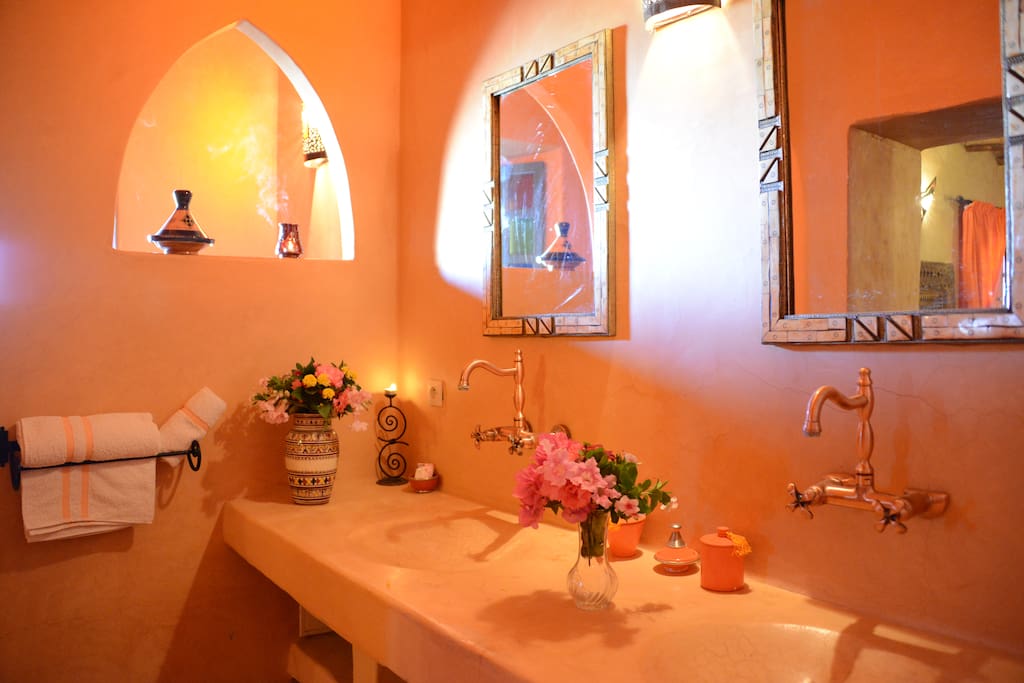 La salle de bain de notre suite Junior Mandarine entièrement en tadelakt traditionnel