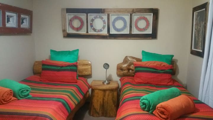 Chumba cha pili cha kulala cha spaciois chenye vitanda 2 vya mtu mmoja na sehemu kubwa ya kabati na mwonekano mzuri wa bustani