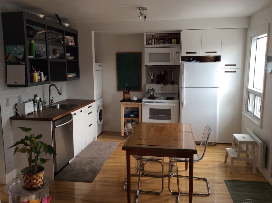 Belle cuisine, très ensoleillée! Tou équipée!