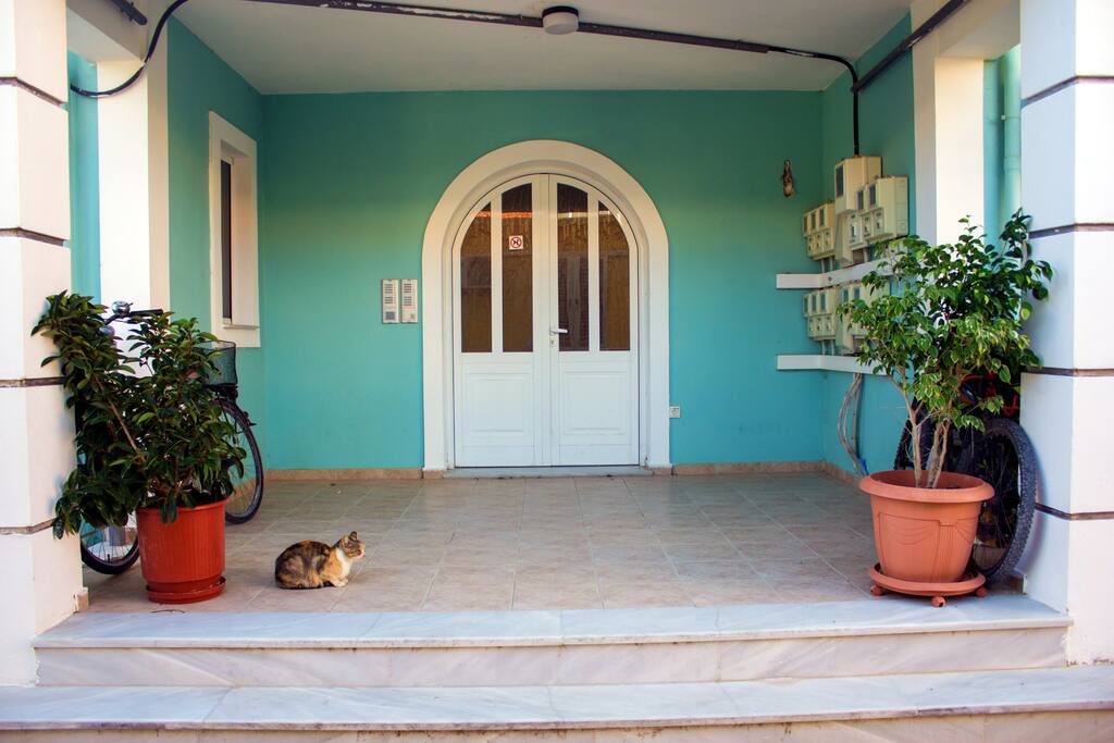 Main entrance from the side Patroklou Street.