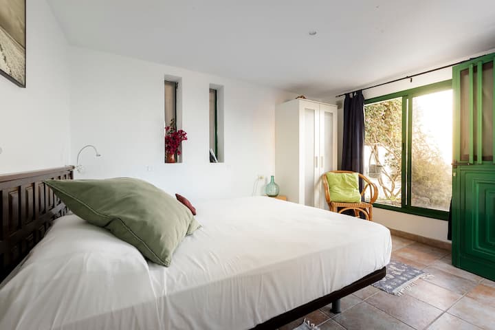 Malá dvojposteľová izba v priľahlej izbe s kúpeľňou. Zostaňte nezávislí od zvyšku bývania.