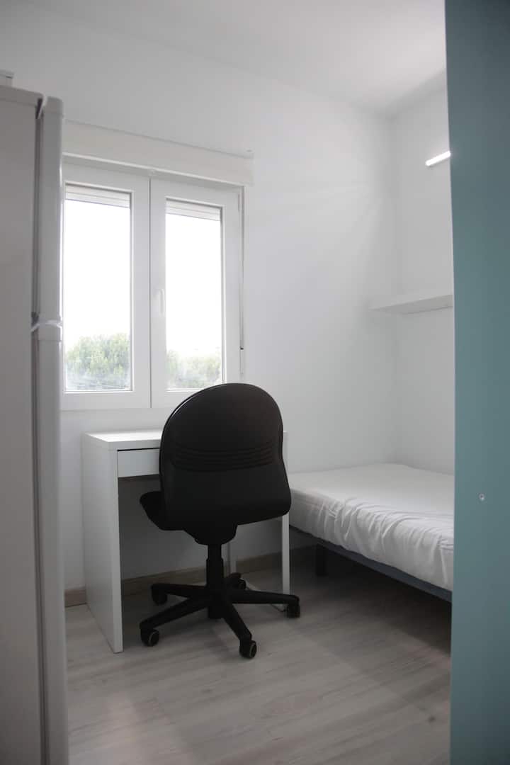 Habitación individual con baño propio, refrigerador, congelador y microondas