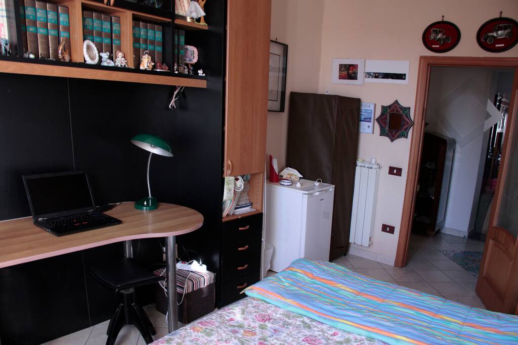 Camera con frigo personale, piccolo armadio e scrivania