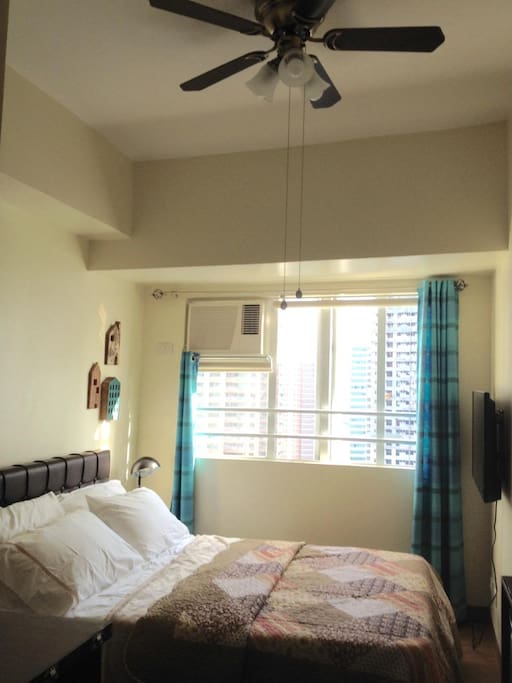 Bedroom with aircon and flat-screen TV