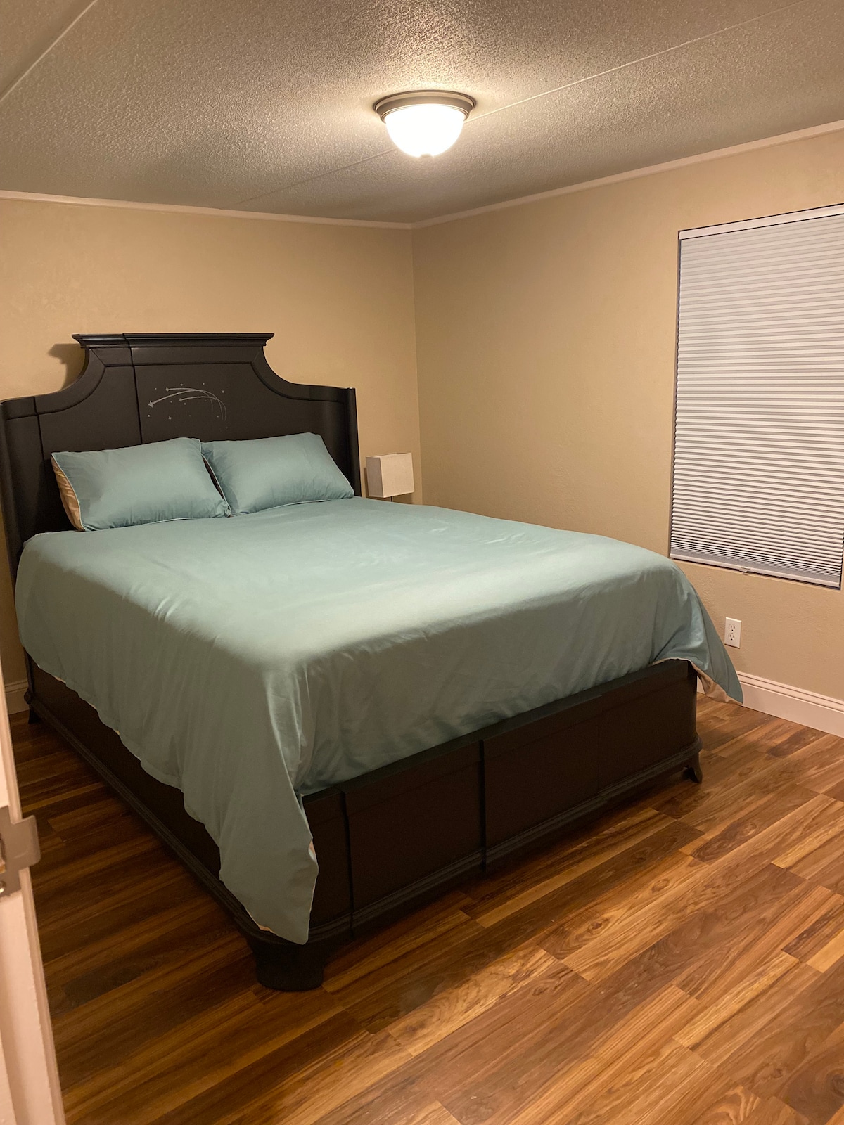 Dormitorio con cama tamaño queen