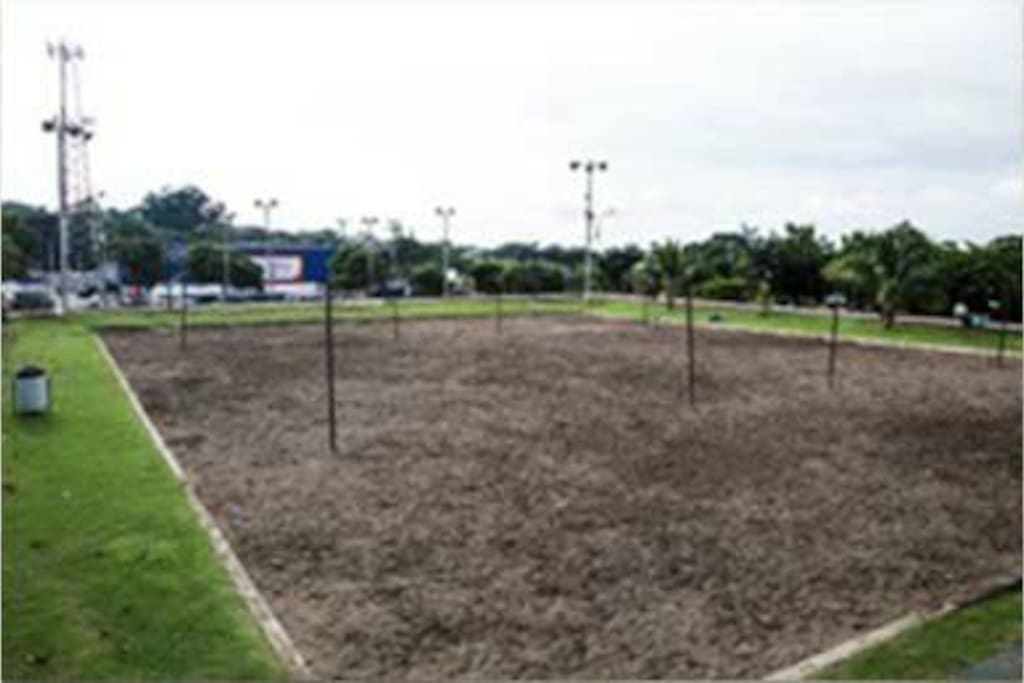 Cancha de arena, frente a la Iglesia de Ciudad Colón (foto de internet)