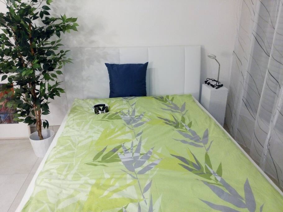 Bett, 1,40m breit, mit Bettkasten; Bettwäsche und Zudecken für Sommer/Winter