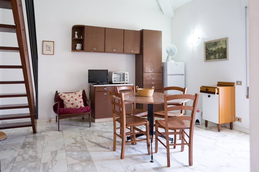 ANGOLO SOGGIORNO CON PENSILI DELLA CUCINA VISTA SCALA ACCESSO AL SOPPALCO