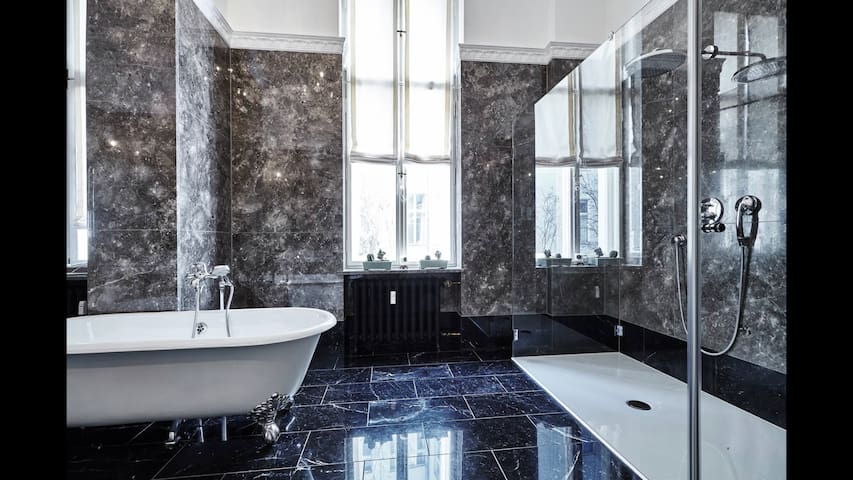 Calming Bright Room w/Queen Bed in Schöneberg