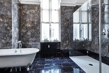 Calming Bright Room w/Queen Bed in Schöneberg