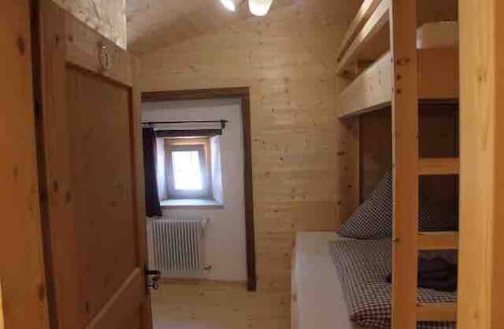 Schlafzimmer mit Hochbett aus Arvenholz
140x200cm und 90x200cm