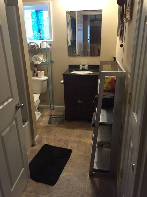 Nice modern bathroom.
