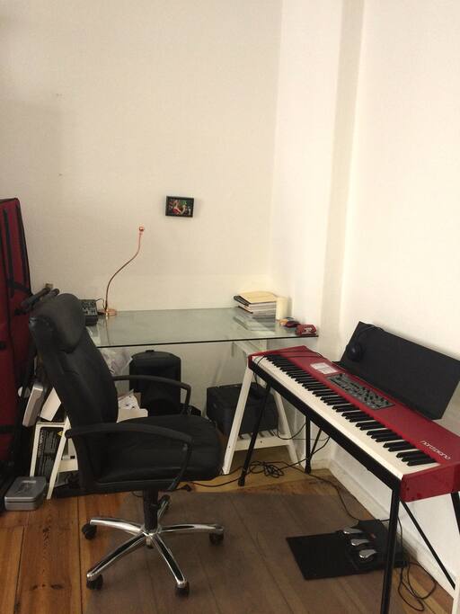 Schreibtisch & Klavier / The Desk & Piano