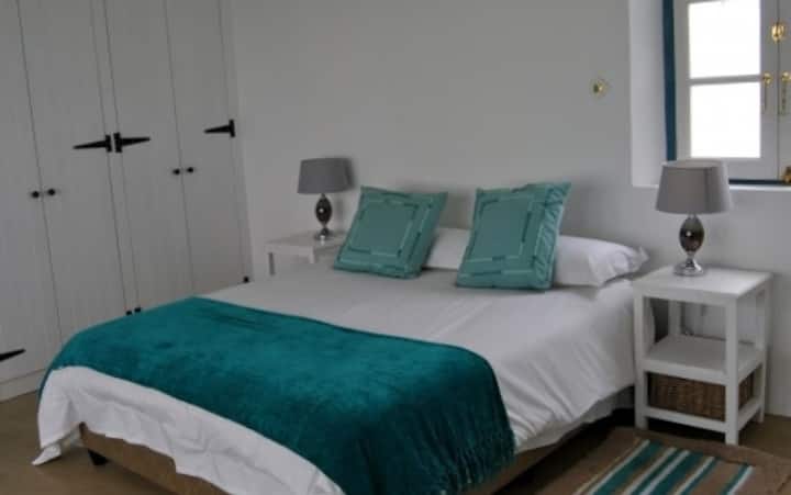 Cómodas camas tamaño queen con ropa de cama de 100% algodón.