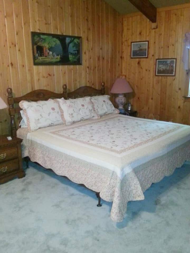 سرير كينج - الطابق العلوي (عرض 1)