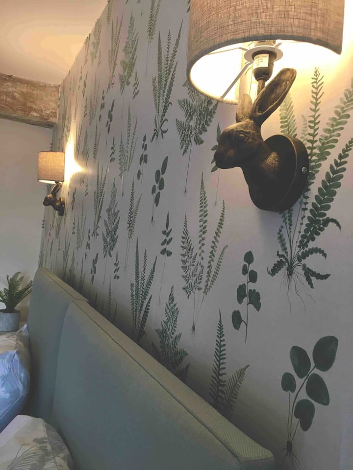 Beamed Twin or Superking Fern Room with Emma Mattresses.
Bath/overhead shower En-Suite