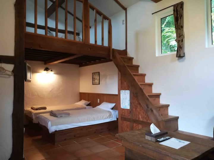 L'interno è pulito, con pareti laccate e legno massello.
Le camere variano da 10 tatami a 14 tatami.
Può ospitare da 1 a 5 persone per camera.
Si tratta di una stanza indipendente.
