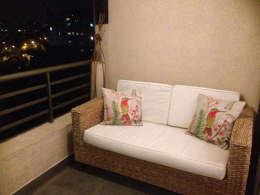 Sofá en terraza con vista a la cordillera