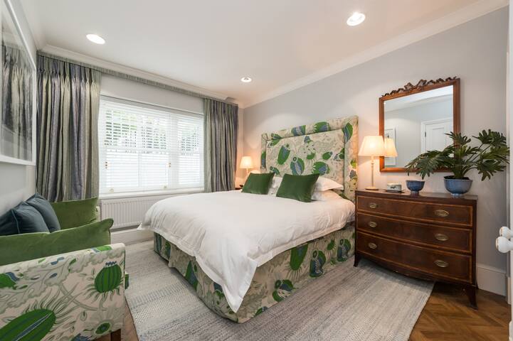 South Kensington, Fantastic 2 Bedroom Apartment gallery image 2