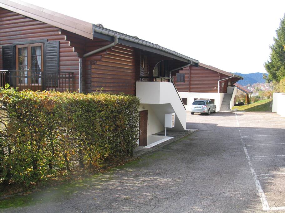 place de parking et l'entrée au 1 er étage