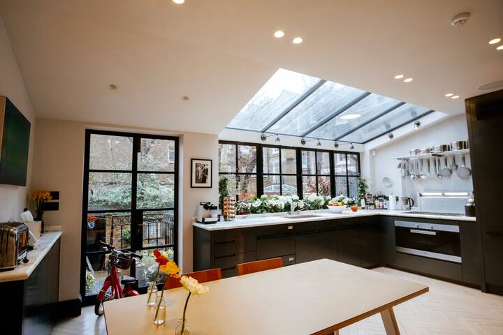 Classy Cosmopolitan House in South Ken/Chelsea gallery image 2
