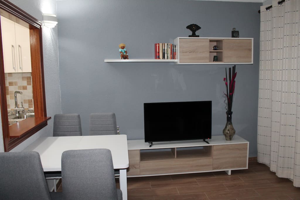 Salón: Mueble TV , mesa plegable.