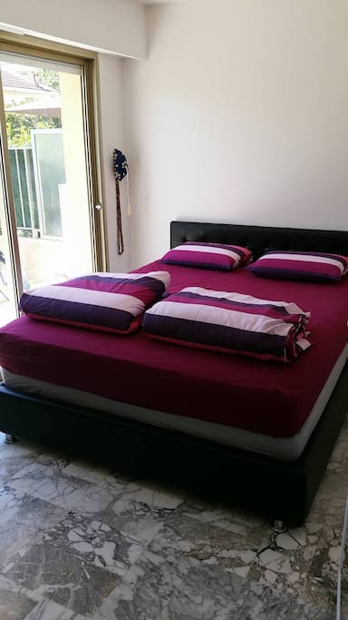 Le lit confortable ambiance Passion, prévenez moi à l'avance pour votre choix de couleur ;)