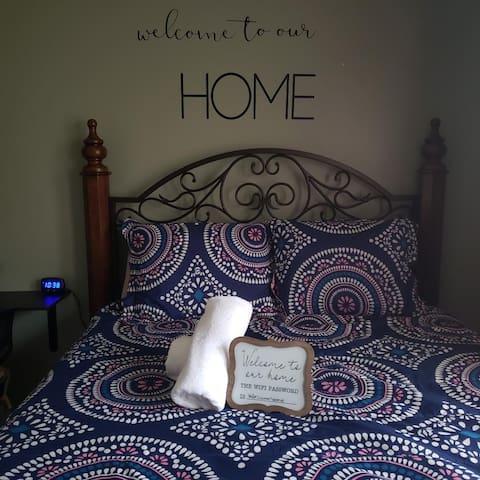 ♣ Warm and cozy BR ♣ Queen bed ♣ Friendly hosts ♣