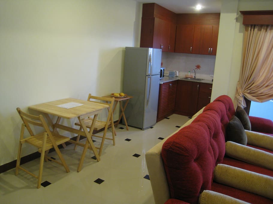 Séjour et coin cuisine / Living room with kitchen area