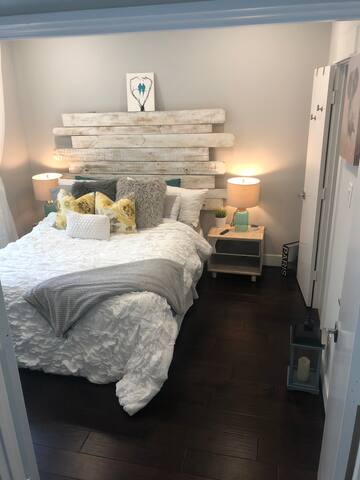 *Elegant East DownTown Getaway*