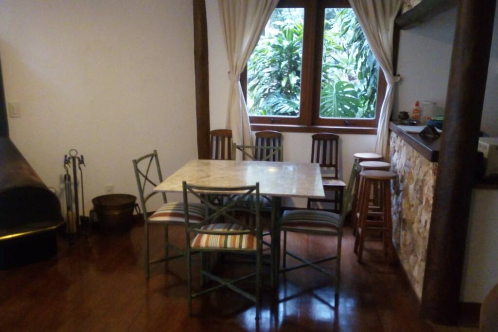 Mesa de refeições.
