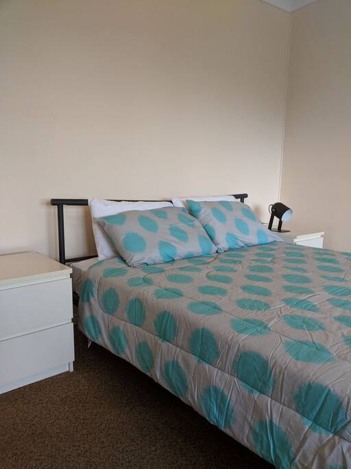 Queen size bed, bedroom 2