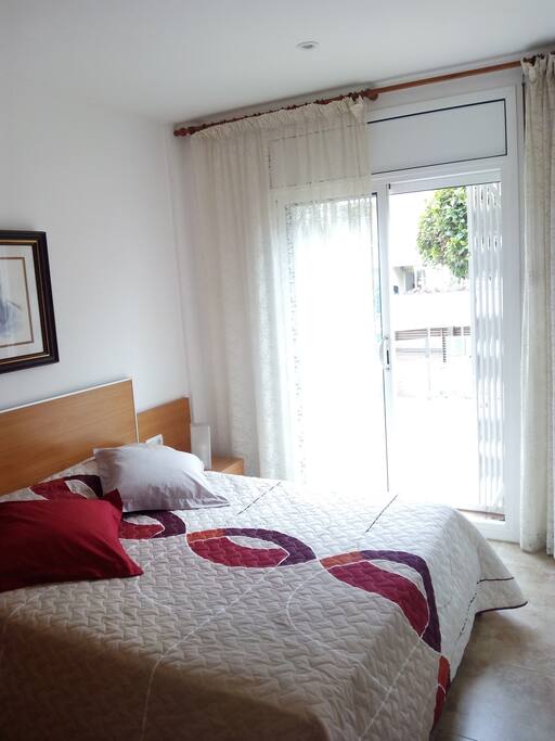 Habitación de matrimonio con acceso a la terraza.