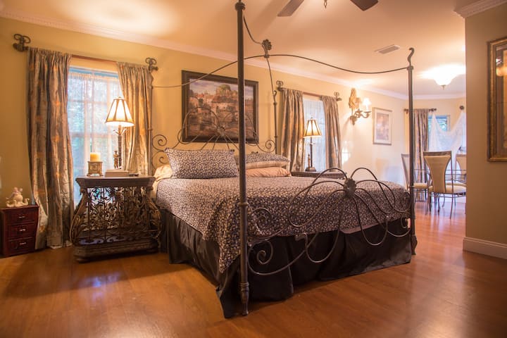 4つ目の寝室テーブルは取り外され、別のベッドに交換されました。  キングサイズベッドとクイーンサイズベッドの間に仕切りがあります