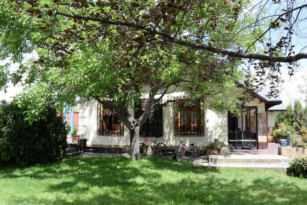 Vista del lateral de la casa desde el jardín