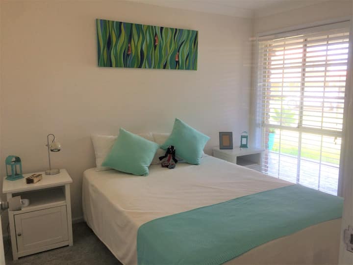 前卧室：所有卧室均配有衣柜、阅读灯和边桌。 提供枕头、床垫套和浴巾。 自带床单和毛巾等。