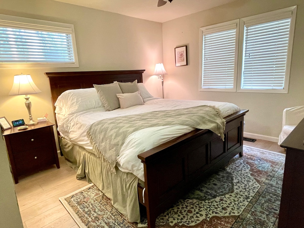 另一间卧室配有一张2米宽双人床 