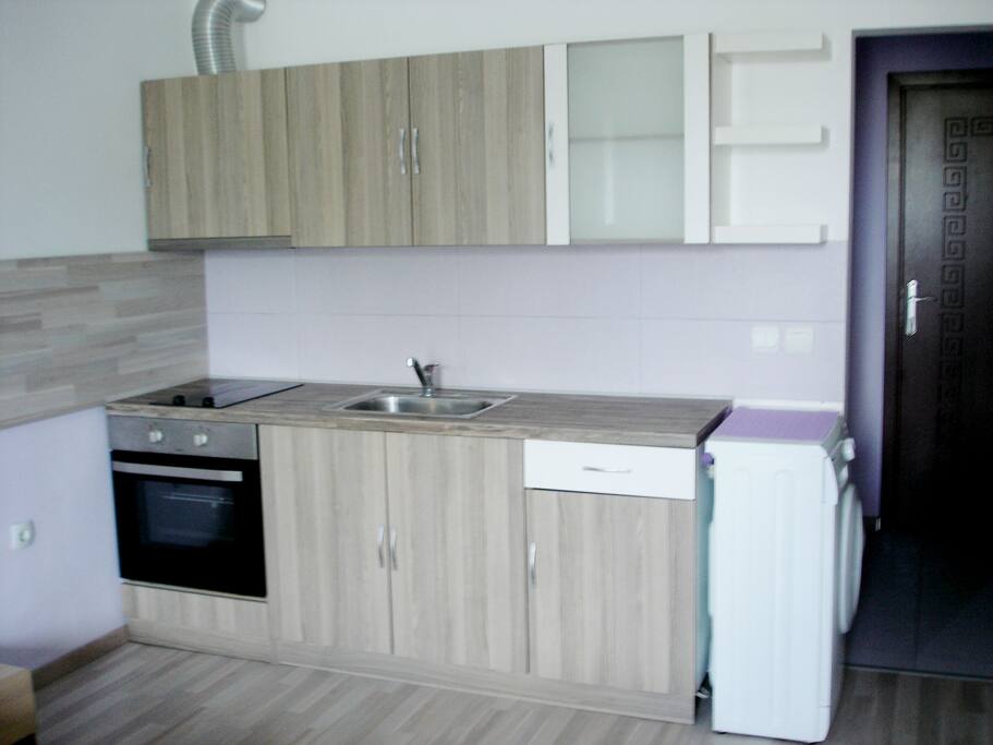 Кухня, много шкафчиков, посуда, духовка, плита, стиральная машина/Kitchen with washing machine, oven, many desks with kitchen utensils