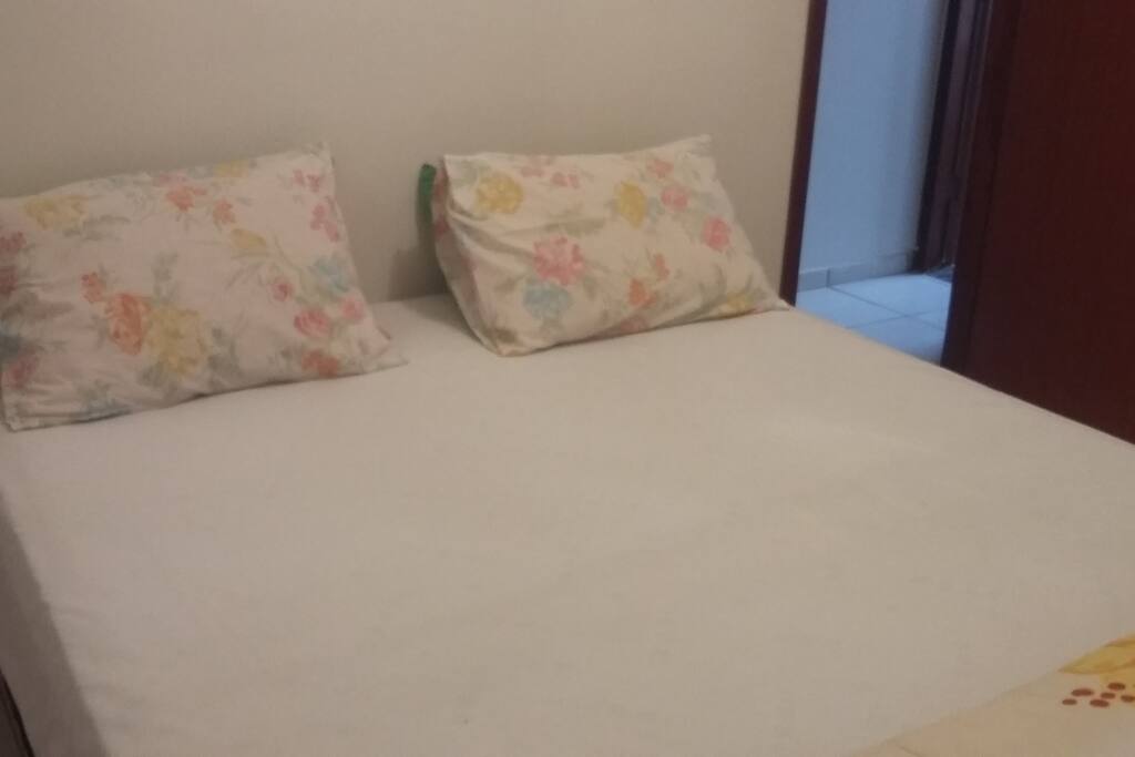 Quarto cama King com humidificador de ar e banheiro.
