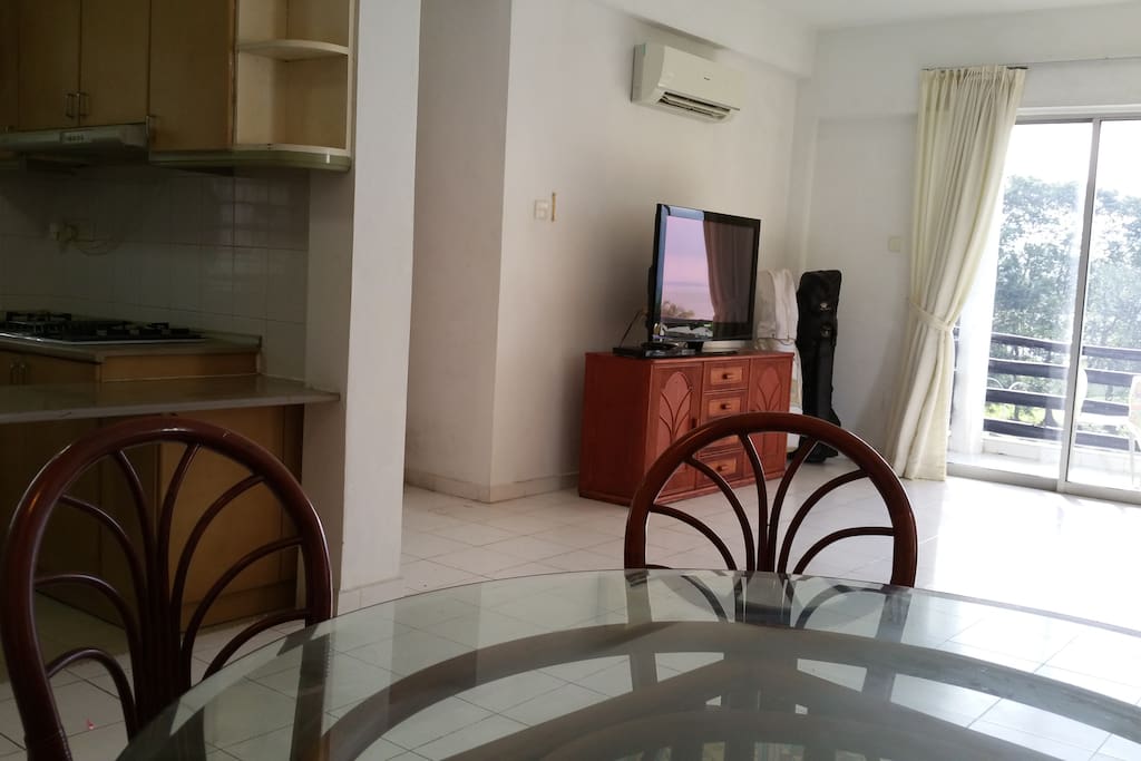 Dinning, Kitchen, TV opp sofa