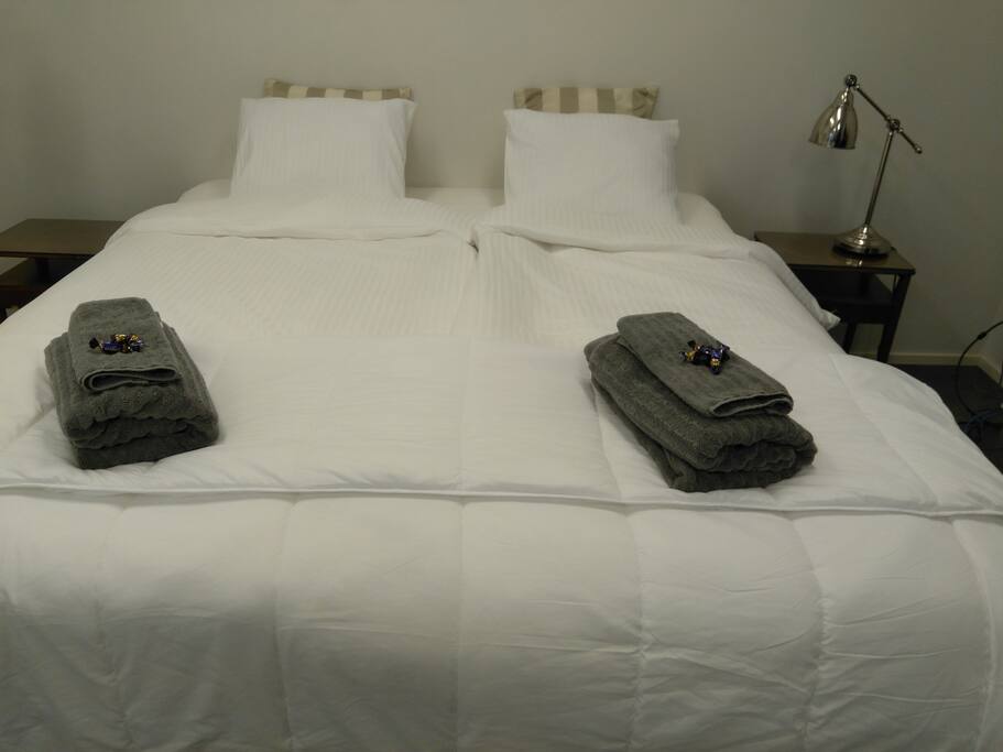 King size bed (180 cm)