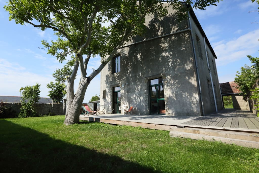Façade Ouest. Vue du jardin intérieur