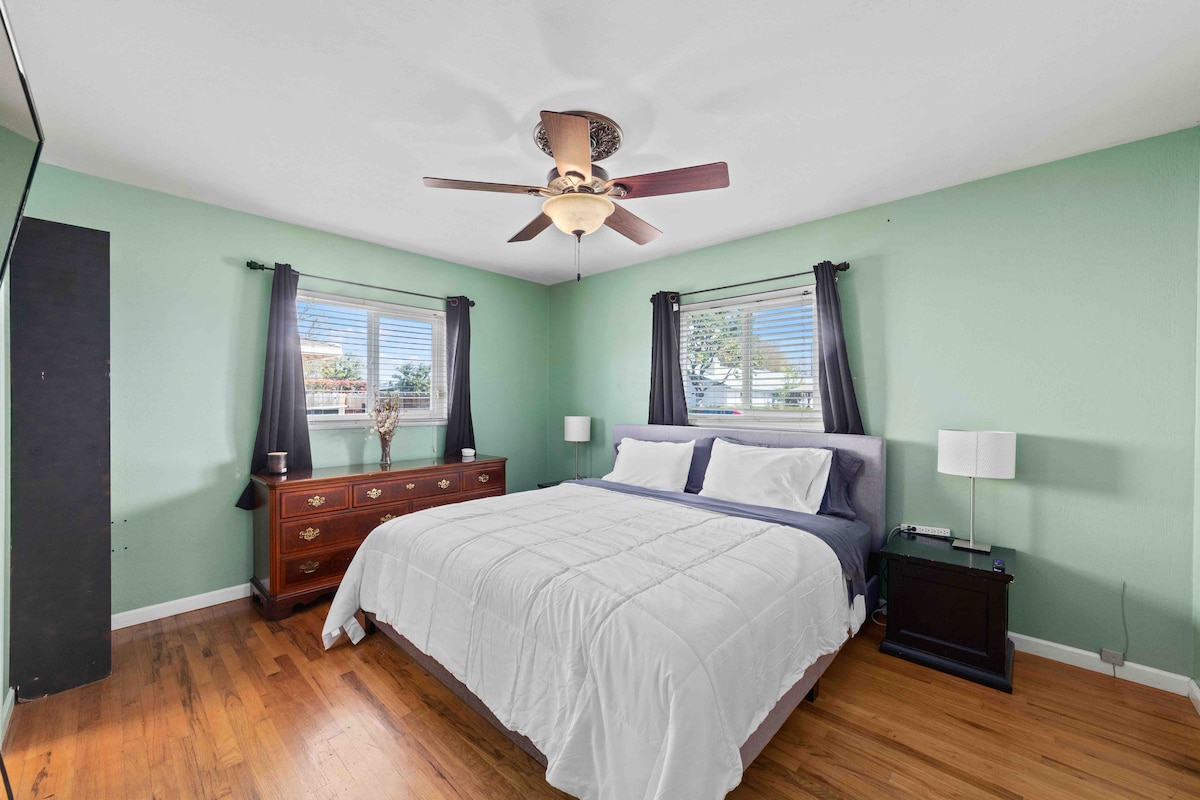 Glavna spavaća soba, zelena soba (povezana s Jack i Jill kupaonicom). Veliki bračni krevet, velika komoda, noćni ormarići, stropni ventilator i polica za knjige. TV u gornjem lijevom kutu tajlandske slike. Vrata kupaonice nalaze se lijevo ispred police za knjige.