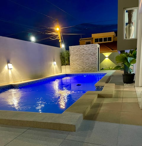 Bright & Modern Poolside Oasis ~ ♛KING Beds, STI
