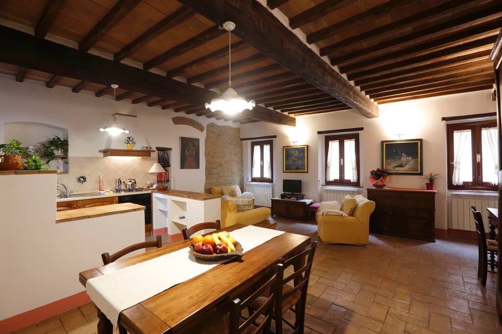 Zona Pranzo. Tavolo per 6 persone allungabile (fino a 8 persone)